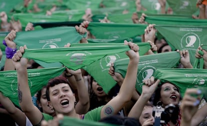 Mulheres protestam diante do Congresso argentino, nesta terça-feira