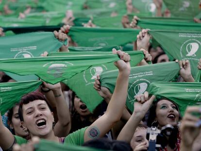 Mulheres protestam diante do Congresso argentino, nesta terça-feira
