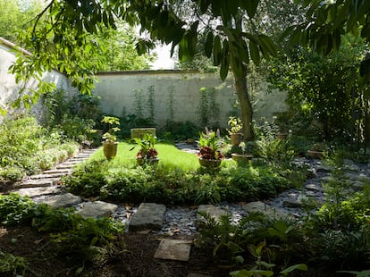 'El jardín del perfumist'a, una de sus últimas intervenciones de Kukrdjian en el parque del Trianón: un recorrido para conocer la historia del perfume en la corte de Versalles.