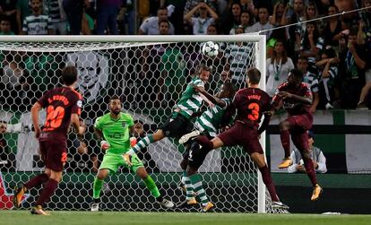 Piqué i Umtiti batallen per la pilota amb Coentrao i Carvalho.