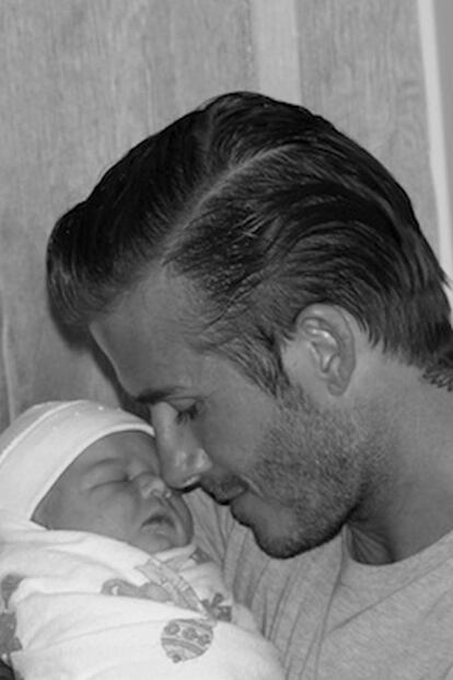 Desde sus primeros días de vida, Beckham se entregó a la causa de Harper con ahínco. Lo demostró posando con la recién nacida.