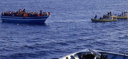 Lanchas de la Marina italiana se acercan a un bote con inmigrantes el pasado 9 de abril.