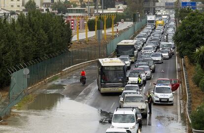 Una balsa de agua en el acceso a Churriana desde la MA-21 colapsa la carretera junto al aeropuerto de Málaga.