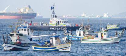 Protesta de pescadores espa&ntilde;oles en la bah&iacute;a de Algeciras.