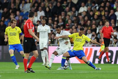 Rodrygo y Fede en una acción en el partido entre el Real Madrid y el Cádiz, en el Bernabéu este jueves.