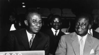 Sylvanus Epiphanio Olympio, Primer Ministro de la República de Togo (a la izquierda), sentado junto al Ministro togolés de Asuntos Exteriores, Paulin Freitas, en las Naciones Unidas.