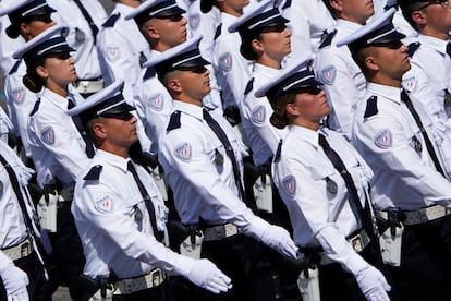 Oficiales de polica marchan durante el desfile del Da de la Bastilla en Pars. Francia est celebrando su fiesta nacional con miles de tropas marchando por la avenida de los campos Elseos.