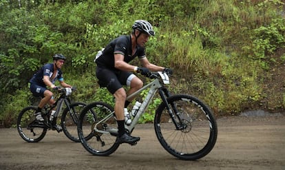 Lance Armstrong (en primer término), en una carrera ciclista en Jaco (Costa Rica) en noviembre de 2018.