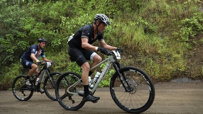 Lance Armstrong (en primer término), en una carrera ciclista en Jaco (Costa Rica) en noviembre de 2018.