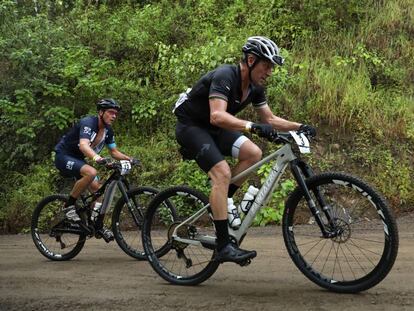 Lance Armstrong (en primer término), en una carrera ciclista en Jaco (Costa Rica) en noviembre de 2018.