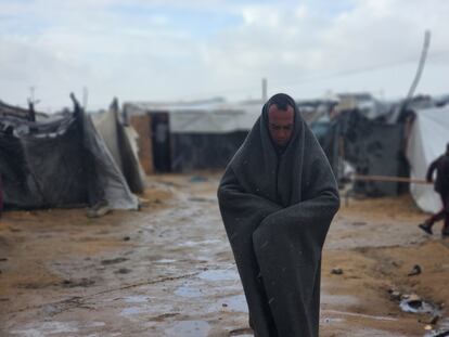 Un hombre en la ciudad gazatí de Jan Yunis este jueves. 