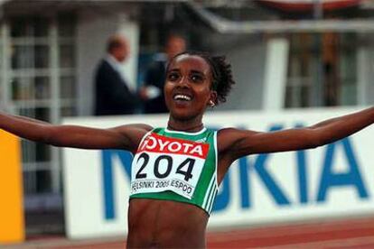 Dibaba celebra su victoria en la final de 5.000.