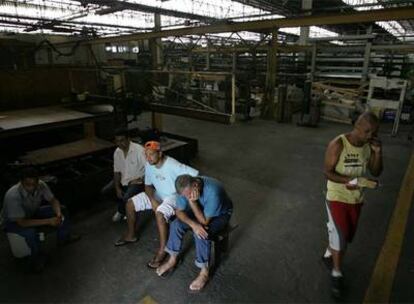 Trabajadores despedidos por el grupo alemán Bekum, en una fábrica de São Paulo que han ocupado para reclamar sus indemnizaciones