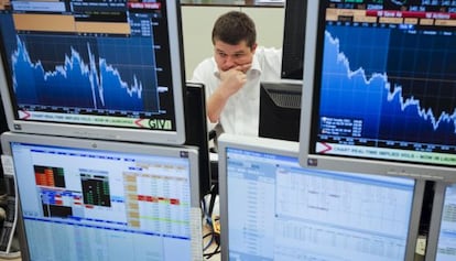 Un broker de Ahorro Corporación, el grupo de servicios financieros encargado de la subasta de bonos y letras del Tesoro.