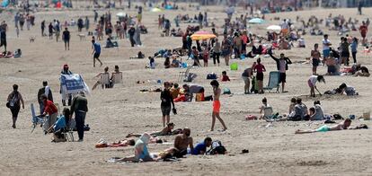 Un gran número de personas se ha acercado durante la jornada de reflexión de este sábado, a la playa valenciana de la Malvarrosa para disfrutar de las buenas temperaturas. 