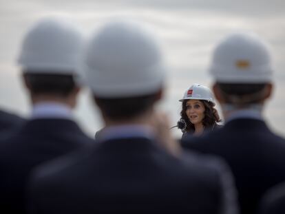 Isabel Díaz Ayuso, en su visita a una obras de conexión del barrio madrileño de Valdebebas y el aeropuerto de Madrid-Barajas, el viernes.