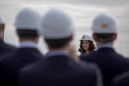 Isabel Díaz Ayuso, en su visita a una obras de conexión del barrio madrileño de Valdebebas y el aeropuerto de Madrid-Barajas, el viernes.