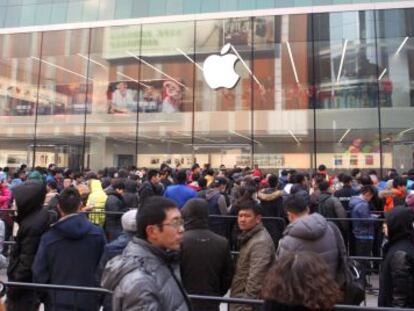 Consumidores haciendo cola en la tienda de Apple en Shenyang (China)