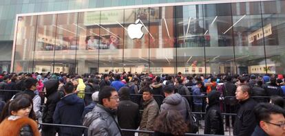 Consumidores haciendo cola en la tienda de Apple en Shenyang (China)
