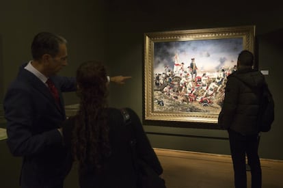 El Ejército de Tierra y Casa de América organizan la exposición 'Bernardo de Gálvez y la presencia de España en México y Estados Unidos', que estará disponible en el mencionado centro cultural de Madrid hasta el 12 de marzo. Bernardo de Gálvez (1746-1786) fue un militar y político español del siglo XVIII. Gobernador de Luisiana a partir de 1776, lideró parte de las tropas españolas que apoyaron a los rebeldes estadounidenses en la Guerra de la Independencia contra los ingleses. En la imagen, el comisario de la muestra señala un cuadro que ilustra la batalla de Pensacola, clave para la independencia de Estados Unidos.