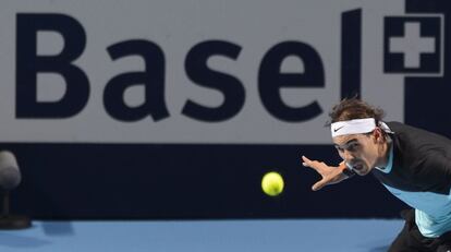 Nadal devuelve la pelota contra Rosol.