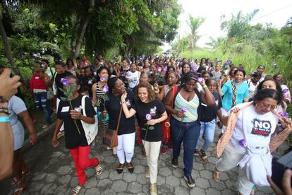 Jineth Bedoya, en el centro, reunió a un centenar de mujeres colombianas supervivientes de violencia sexual en el Pacífico colombiano para reclamar que alzaran la voz en su campaña 'No es hora de callar'.