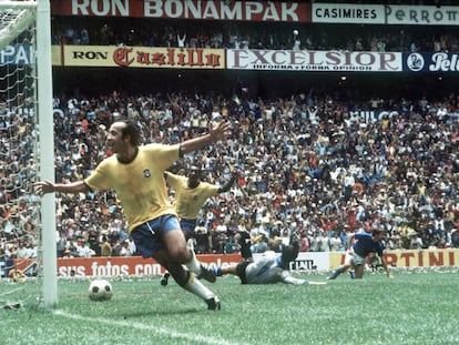 Tostão, en primer plano, y Pelé, celebran el 1-0 en la final de México 70.