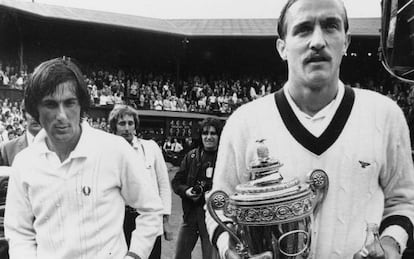 Stan Smith, derecha, con el trofeo de Wimbledon tras la final de 1972 contra Nastase, izquierda.