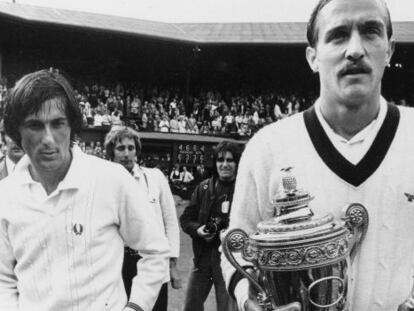 Stan Smith, derecha, con el trofeo de Wimbledon tras la final de 1972 contra Nastase, izquierda.