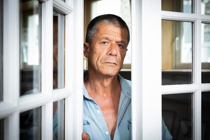 El autor Emmanuel Carrère, fotografiado en su casa de París, este miércoles.