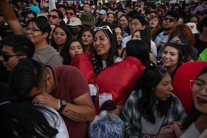 Fans de Bad Bunny esperan a la apertura de las puertas durante el concierto de Bad Bunny en la Ciudad de México, viernes 9 de diciembre 2022. 