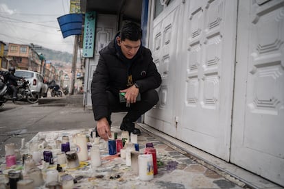 Oscar Avilés, habitante del sector, enciende una vela en el lugar del asesinato de Yesica Paola.