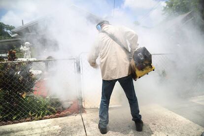 Carlos Varas, inspector de mosquitos del condado de Miami-Dade, en el barrio de Wynwood