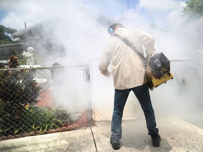 Carlos Varas, inspector de mosquitos del condado de Miami-Dade, en el barrio de Wynwood