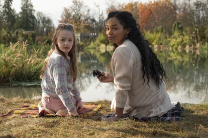 Amelie Bea Smith y Tahirah Sharif, Flora y Rebecca Jessel, en 'La maldición de Bly Manor'.