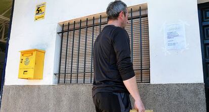 Un vecino de Santa Ana la Real (Huelva) se dirige a la antigua oficina de Correos.