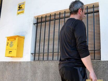 Un vecino de Santa Ana la Real (Huelva) se dirige a la antigua oficina de Correos.