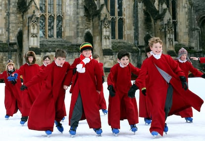 Coristas de la catedral de Winchester, Inglaterra, patinan a las puertas del templo.