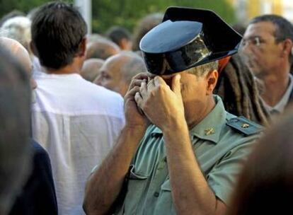 Un comandante de la Guardia Civil conversa por teléfono emocionado en la concentración en Burgos.