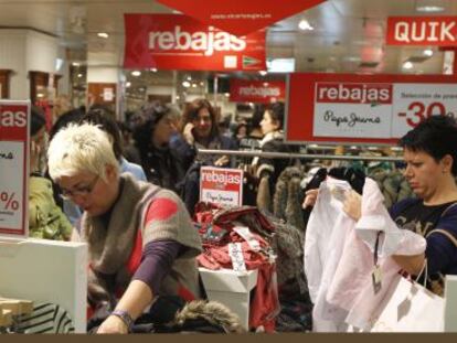 Varias clientas miran ropa en el Corte Inglés de Bilbao