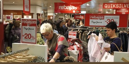 Varias clientas miran ropa en el Corte Inglés de Bilbao