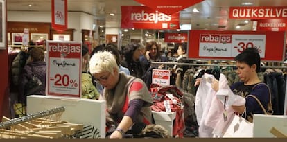 varias clientas miran ropa en el Corte Ingl&eacute;s de Bilbao