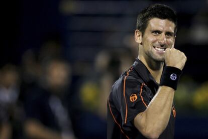 El serbio Novak Djokovic celebra su victoria frente al suizo Roger Federer en la final del Torneo de Dubái 2011.