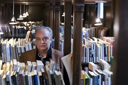 Enrique Vila-Matas, en la biblioteca de la Fundación Tàpies de Barcelona