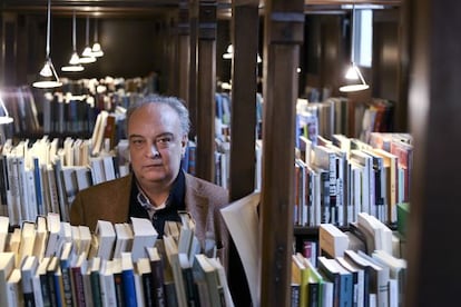 Enrique Vila-Matas, en la biblioteca de la Fundaci&oacute;n T&agrave;pies de Barcelona