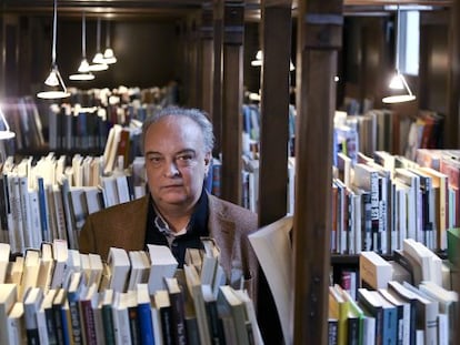 Enrique Vila-Matas, en la biblioteca de la Fundaci&oacute;n T&agrave;pies de Barcelona