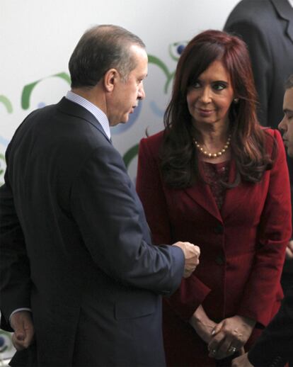 El primer ministro turco, Recep Tayyip Erdogan, y la presidenta argentina, Cristina Fernández, el viernes en Río de Janeiro, donde asistieron al foro de la Alianza de Civilizaciones.