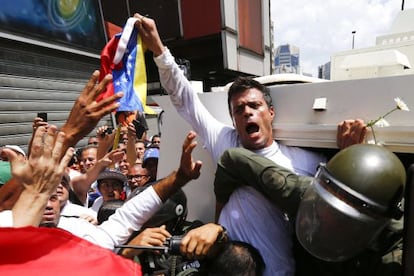 Venezuelan opposition leader Leopoldo López gets into a National Guard armored vehicle in Caracas February 18, 2014.