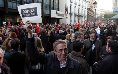 Los trabajadores de Bankia, concentrados frente a la sede de la antigua Bancaja, en Valencia