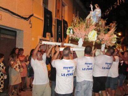 Los portadores de la Divina Pastora sacuden el anda durante la procesi&oacute;n en Sueca.